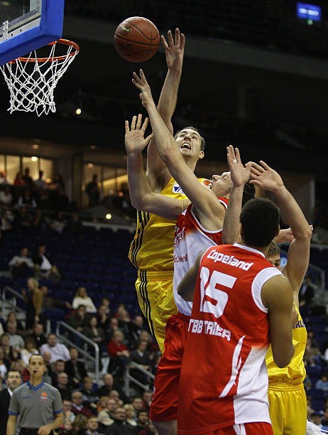 他面向现场 他面向现场